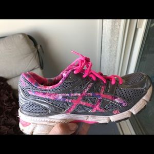 6.5 ASICS Gel tennis shoes